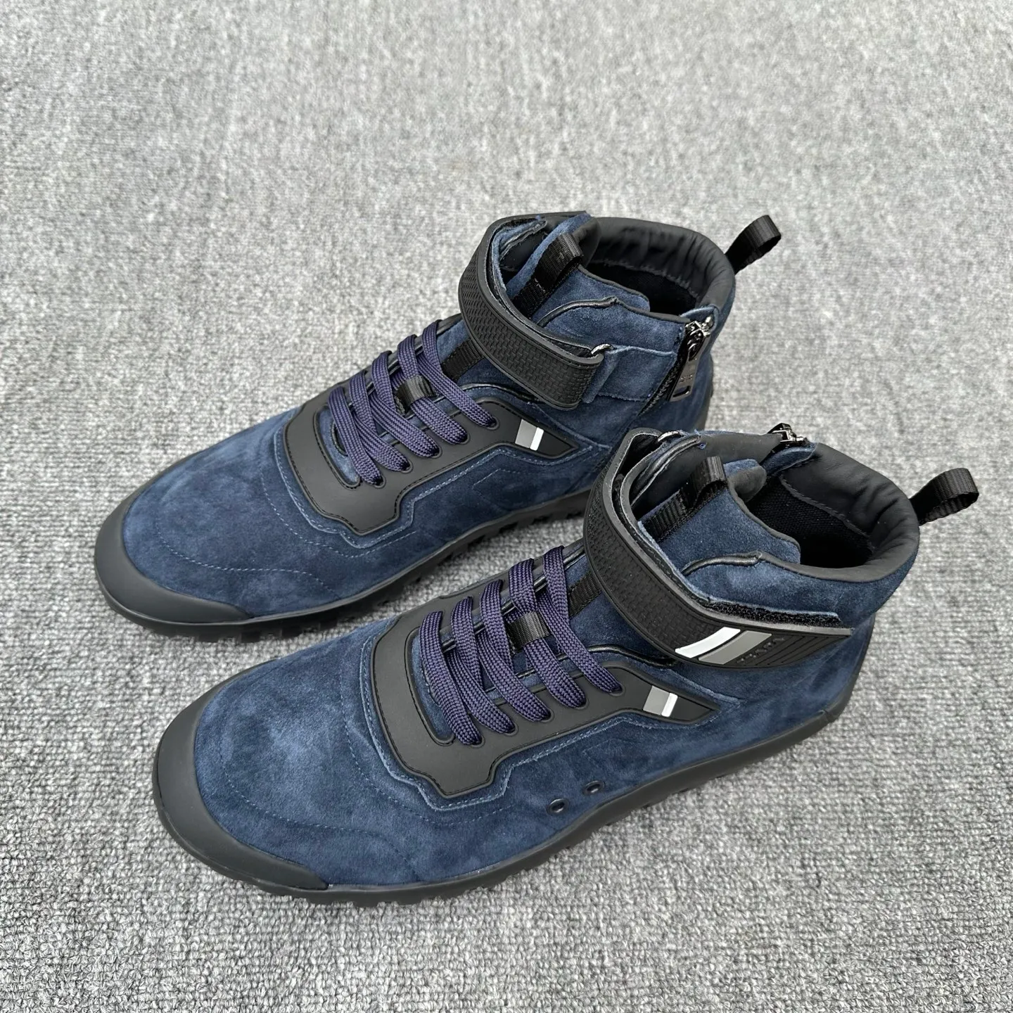 💰880 Prada/Prada’s new men’s spliced ​​casual sports boots! The shoe's exquisite stitching outlines a unique geometric texture, and contemporary lines and details reinterpret the classic sports style. The upper is made of ultra-official material, and the lining is full cowhide. It is lightweight, breathable, practical and versatile. The tongue is decorated with the Prada Milano logo, and the logo print is embellished with the laces. It is paired with a 2.5cm two-color rubber sole to create a comfortable wearing experience. Comes with full set of original packaging dust bag! Size: 39-40-41-42-43-44 (45 customized) standard leather shoe size Item number: 41274651